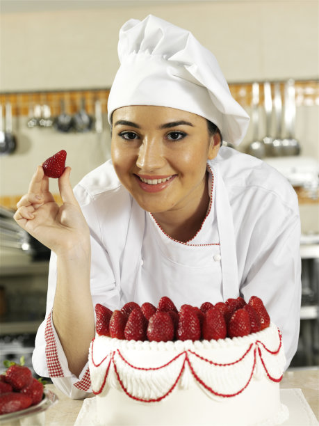 手持草莓的女厨师图片下载