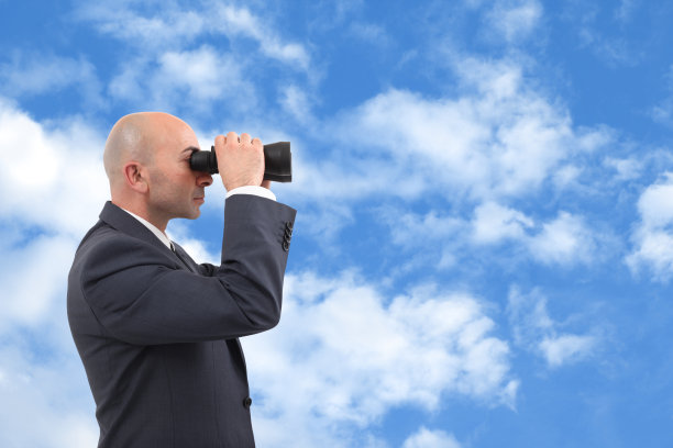 看望远镜的商人图片下载