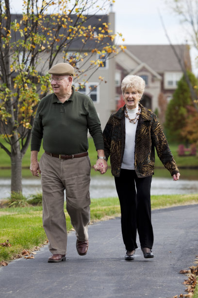 丈夫和妻子或祖母、祖父在一起图片下载