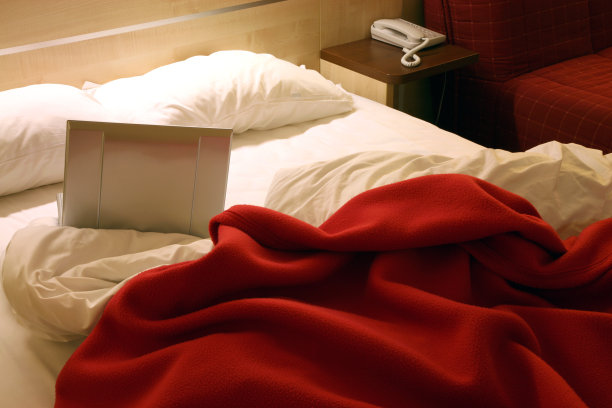 笔记本在床上图片下载