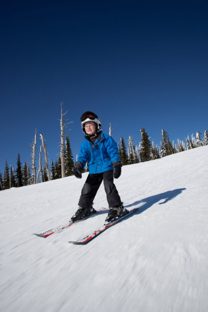 小男孩从山上滑下来图片下载