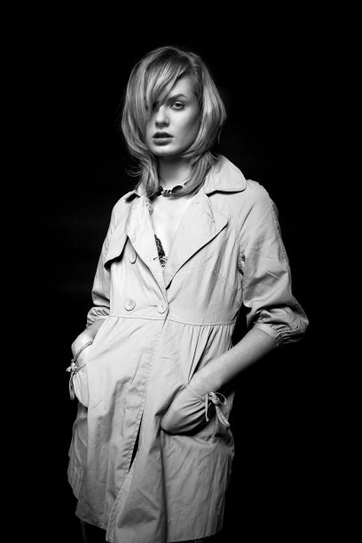 穿着苹果机的女人的低调形象图片下载