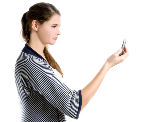 一个女人沉迷于白色，在她的智能手机上读到一些东西图片下载