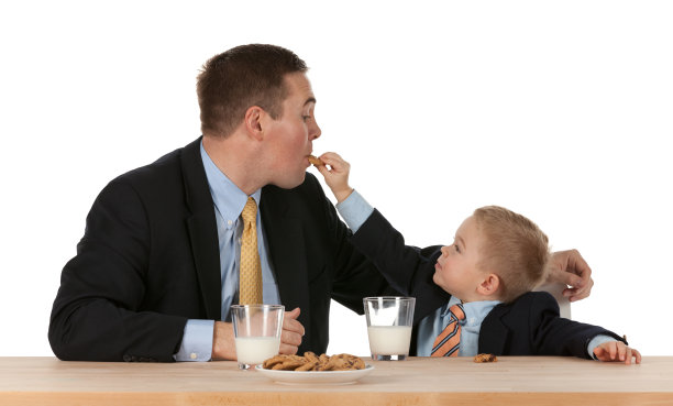 儿子给父亲喂食物图片下载