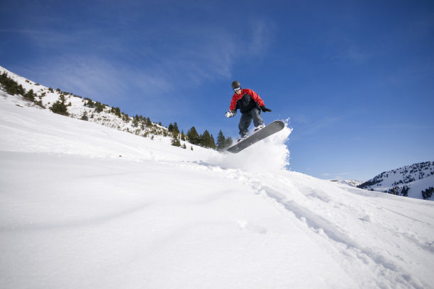 在阿尔卑斯山滑雪跳跃图片下载