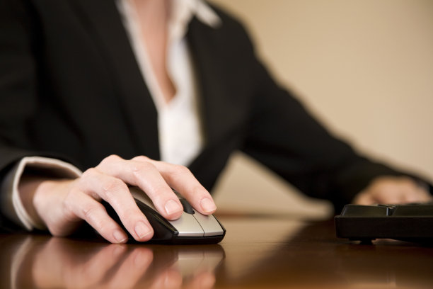 一只手在电脑鼠标上的特写图片图片下载