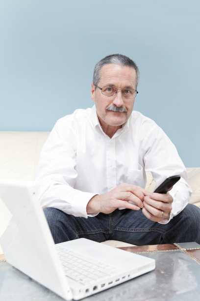 一位年长男性的手机肖像。图片下载