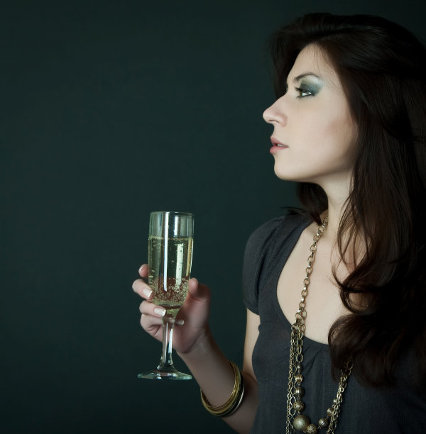 喝着鸡尾酒的漂亮姑娘图片下载