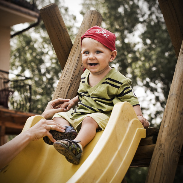 滑梯上的小男孩图片下载
