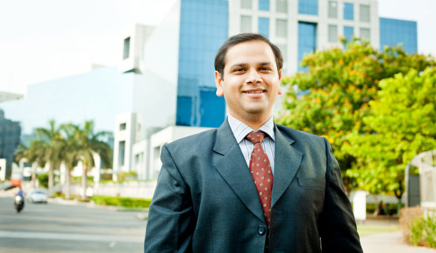 自信开朗的印度商人在办公大楼前图片下载