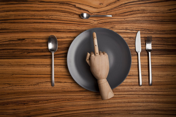 餐桌设置用木制的手代替食物图片下载