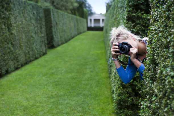 狗仔队女孩在正式花园拍照图片下载