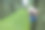 狗仔队女孩在正式花园拍照图片下载