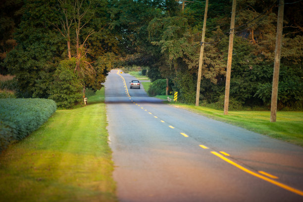 在乡间小路上开车图片下载
