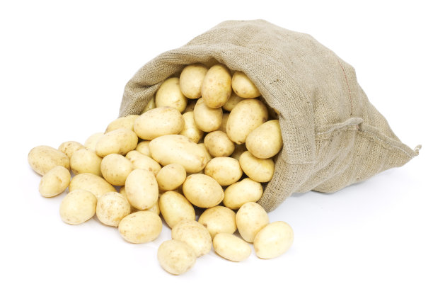 一袋新土豆孤立在白色上图片下载