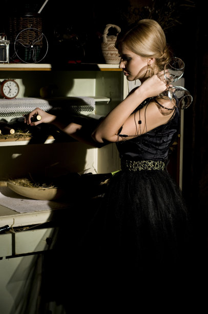 女孩在挑选葡萄酒图片下载