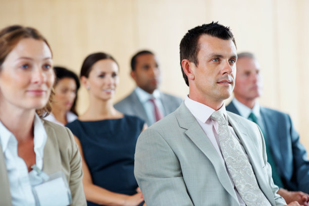 在研讨会上坐着开会的商界男女图片下载