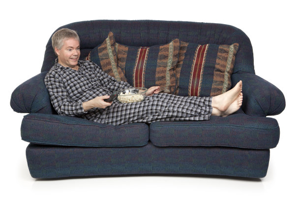 喜欢看电视的男人图片下载