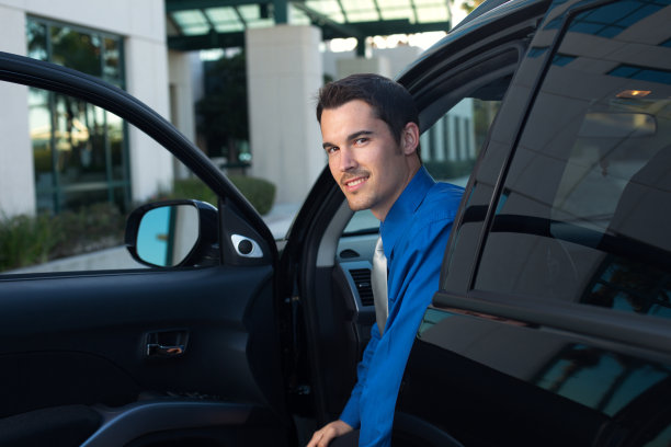 开豪华轿车的英俊商人图片下载