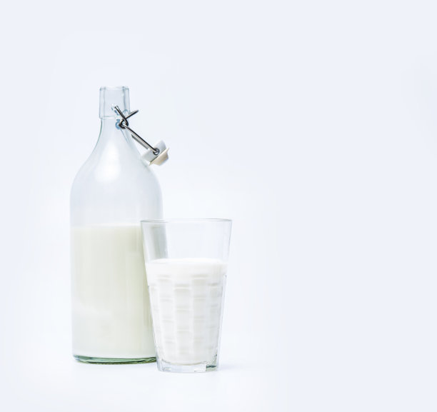 一瓶和一杯新鲜牛奶图片下载