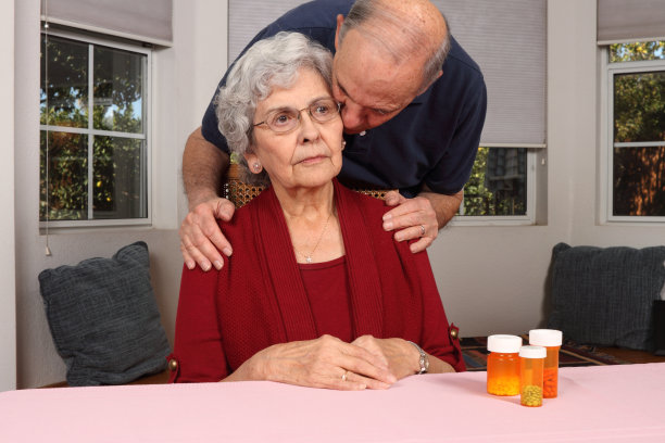 阿尔茨海默氏症妇女被丈夫横向安慰图片下载