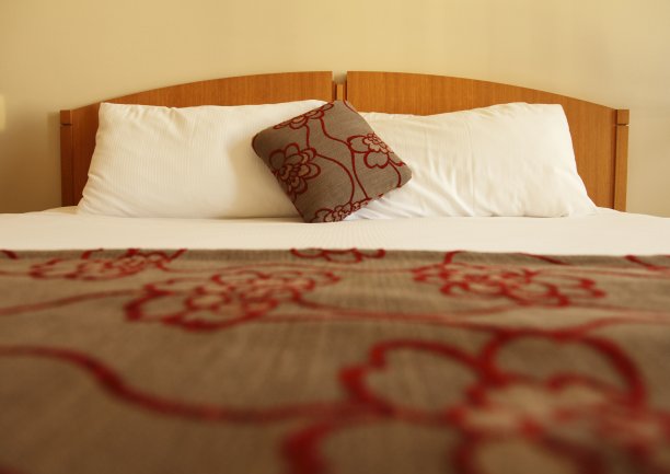 酒店的床上图片下载