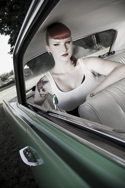 把女孩绑在车里图片下载