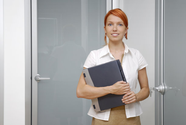 办公室里的女商人图片下载