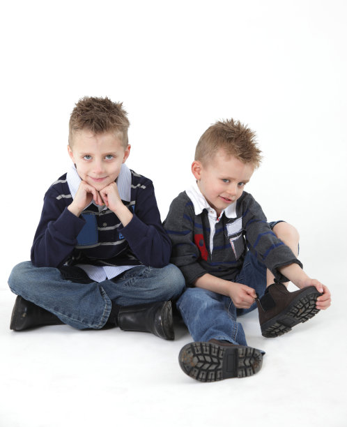 两个男孩图片下载