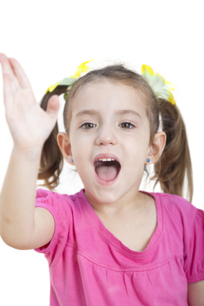 金发小女孩边喊边打手势图片下载