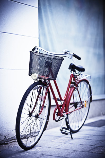 旧自行车在铺好的街道上图片下载