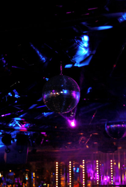 照明灯泡的低角度视图图片下载