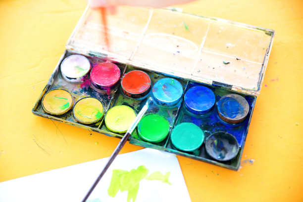 肮脏的水彩盒图片下载