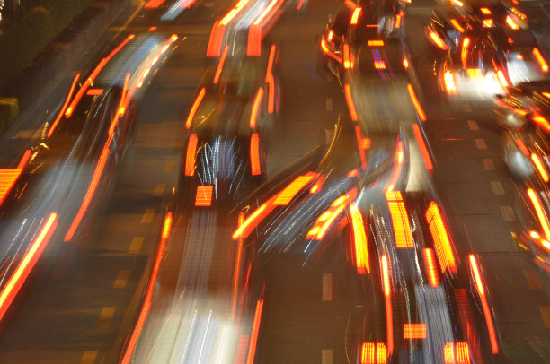 大城市的夜间交通灯图片下载