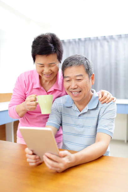 幸福的一对享受平板电脑图片下载