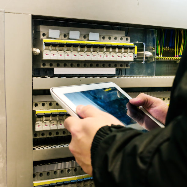 工程师在电路前用平板电脑打字图片下载