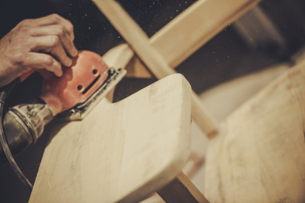 打磨木椅表面以进行修复。DIY。图片下载