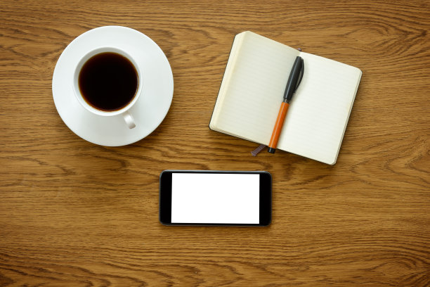 办公桌上的白屏幕智能手机图片下载