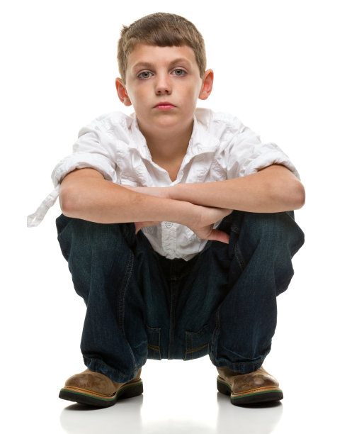 严重的蹲的男孩图片下载