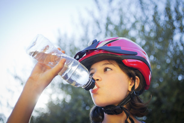 小女孩运动后喝水图片下载