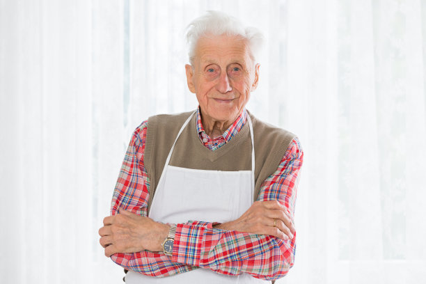 厨房里的老男人图片下载