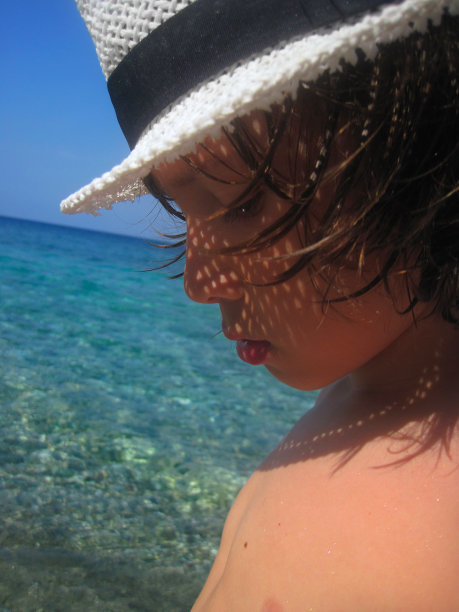 可爱的沙滩男孩图片下载