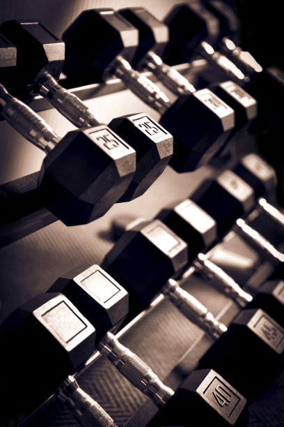 健身中心一排排的哑铃图片下载