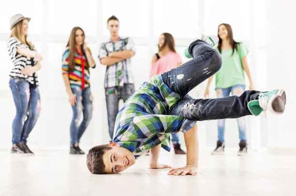 青少年嘻哈舞者。图片下载