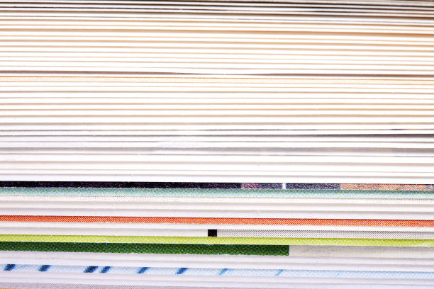 彩色的纸堆在一起图片下载