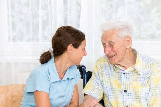 老人和看护者图片下载