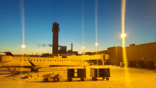 清晨在机场候机楼，塔台，飞机图片下载