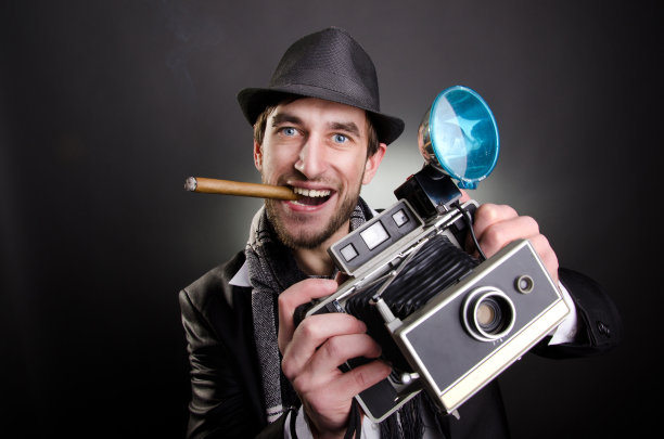 摄影师与一个古老的相机图片下载