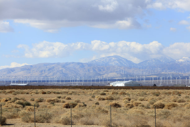 莫哈韦沙漠中的风力涡轮机景观图片下载