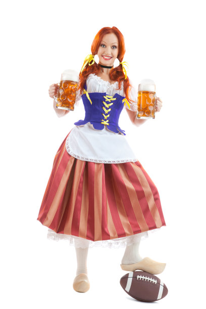 拿着啤酒和橄榄球的巴伐利亚女人图片下载